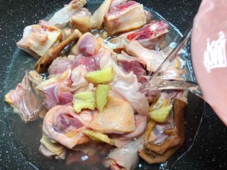 3、虎尾轮水鸭汤,水鸭冲洗干净放入锅里，再放入姜片，倒入适量水，水量和食材齐平即可，大火把水烧开。