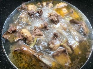 4、虎尾轮水鸭汤,水开再煮2分钟，待鸭肉完全焯出血末，然后关火。