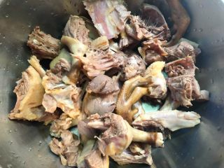 5、虎尾轮水鸭汤,把焯好水的鸭肉用夹子清理掉细毛，弄好清洗干净放入大碗里。