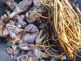 6、虎尾轮水鸭汤,再放入虎尾轮。