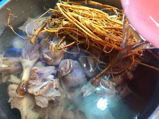 7、虎尾轮水鸭汤,倒入2000ml水，喜欢喝汤可以多放一些，看个人喜欢。