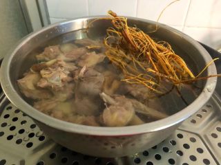 8、虎尾轮水鸭汤,蒸锅放入适量水烧开，放入蒸架，再把鸭肉放到蒸架上，盖上盖子，中火蒸100分钟。