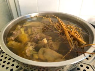 9、虎尾轮水鸭汤,蒸好放入适量盐，再蒸10分钟，加入少许鸡精调匀即可