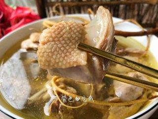 10、虎尾轮水鸭汤,美味的虎尾轮水鸭汤做好了，清香美味，超级好喝，喜欢的宝宝赶紧学起来吧。