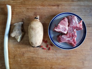 1、莲藕脊骨汤,准备食材。一人食，做给妈妈的。
