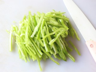 2、尖椒炒肉丝,尖椒去籽切细丝。