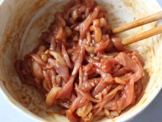 4、尖椒炒肉丝,猪肉中加入生抽、淀粉、盐、少许水，腌制20分钟。
