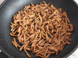 7、尖椒炒肉丝,炒至肉丝变色，加入少许糖提味。