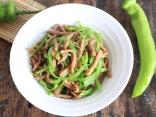 12、尖椒炒肉丝,香辣美味，非常下饭哦！
