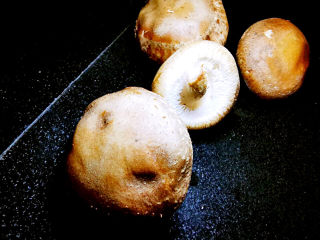 2、西红柿香菇汤,新鲜香菇