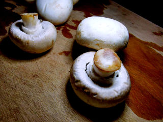 3、西红柿香菇汤,新鲜蘑菇