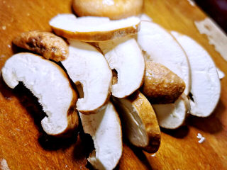 6、西红柿香菇汤,香菇切片