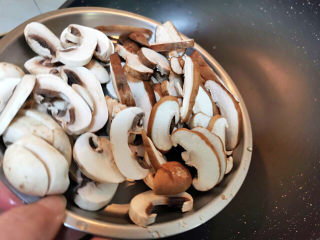 9、西红柿香菇汤,干锅放入双菇