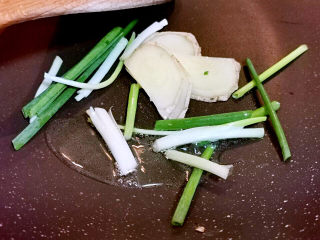 11、西红柿香菇汤,锅中下油爆香姜葱