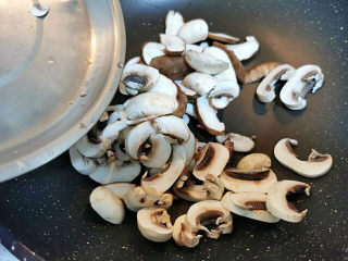 10、西红柿香菇汤,小火煸出菇香后取出