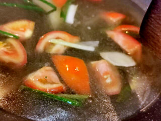 14、西红柿香菇汤,煮开