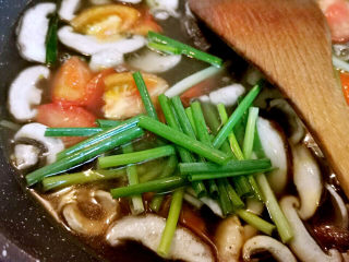 17、西红柿香菇汤,所有食材煮熟后，再加入葱段，盐，胡椒粉