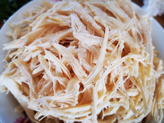 5、凉拌鸡丝,放凉后用手撕成细丝