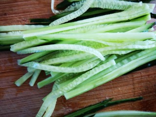 7、凉拌鸡丝,黄瓜切丝