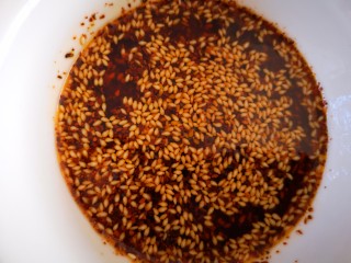 11、凉拌鸡丝,加入生抽、醋和白糖