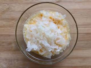 6、银耳炒鸡蛋,把洗净的银耳放进鸡蛋液里