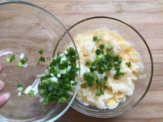 7、银耳炒鸡蛋,加入葱花