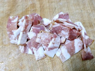 4、微波炉披萨,把培根切成小块，自己想吃多少切多少