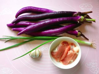 1、肉末茄子,准备好所需食材