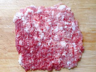 2、肉末茄子,先将猪肉洗净，沥干水分，剁成末