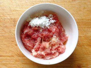 3、肉末茄子,加入半汤匙料酒、少许胡椒粉、适量生粉拌匀，腌制片刻