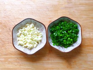 4、肉末茄子,蒜切末，葱切葱花