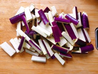 5、肉末茄子,茄子洗净，切成小段
