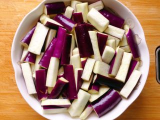 6、肉末茄子,切好泡盐水中，以防氧化