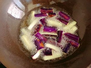 7、肉末茄子,茄子沥干水分，下油锅炸至茄子变软