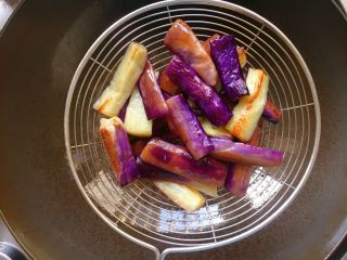 8、肉末茄子,捞出控油备用