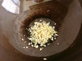 9、肉末茄子,锅中留少许油，下入蒜末爆香