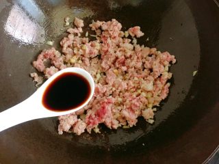 11、肉末茄子,然后加入一汤匙生抽