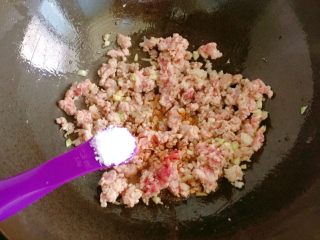 12、肉末茄子,加入一小勺白糖