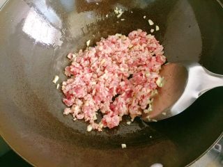 10、肉末茄子,倒入肉末翻炒