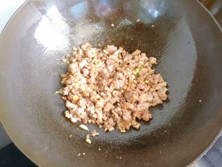 13、肉末茄子,炒至肉末熟后