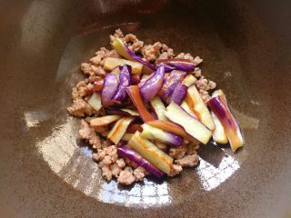 14、肉末茄子,倒入炸好的茄子