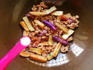 15、肉末茄子,再加入适量盐翻炒均匀