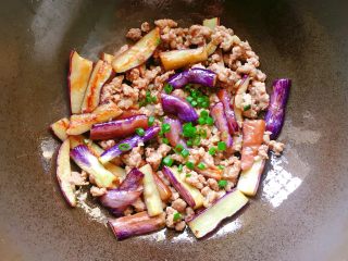 16、肉末茄子,出锅前撒上葱花即可
