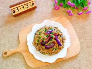 17、肉末茄子,出锅装盘即可食用。