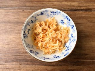 4、青瓜蛋花汤,虾皮清洗干净,沥干水待用。