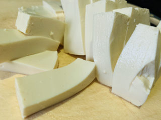 2、平菇豆腐汤,切块