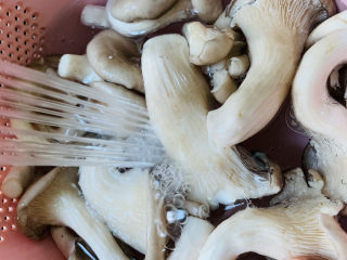 4、平菇豆腐汤,洗干净