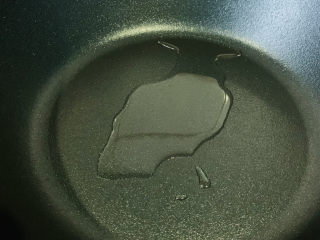 6、平菇豆腐汤,锅加食用油