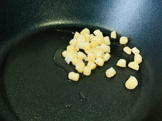 7、平菇豆腐汤,干贝下锅，炒香