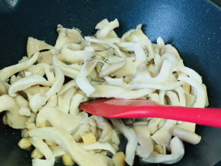 9、平菇豆腐汤,翻炒